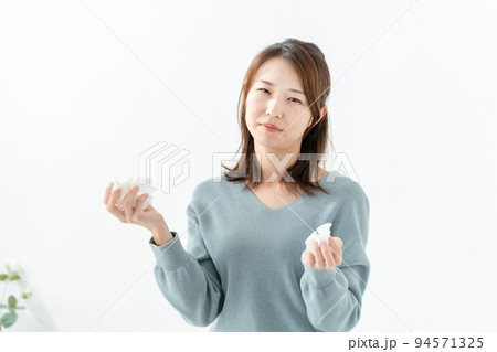 女性 ティッシュ 女性 ティッシュ 94571325