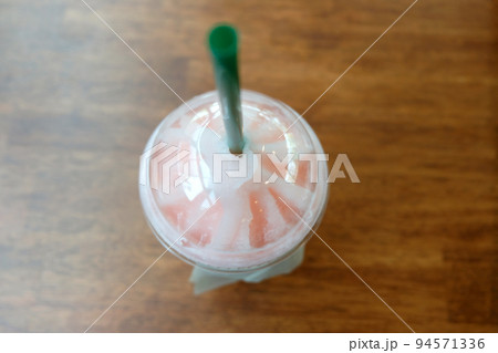 Strawberry smoothie close up 94571336