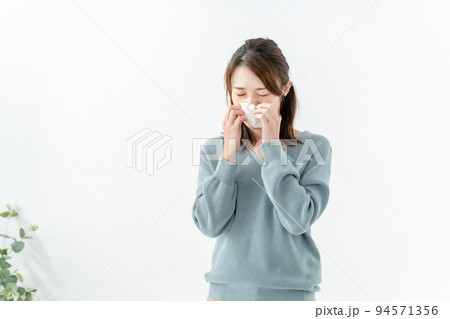 女性　ティッシュ 94571356