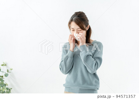 女性　ティッシュ 94571357