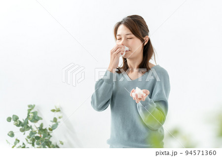 女性　ティッシュ 94571360