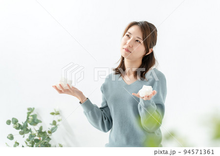 女性 ティッシュ 女性 ティッシュ 94571361