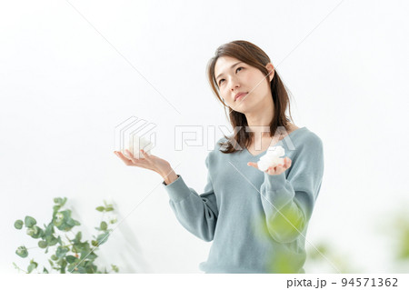 女性　ティッシュ 94571362