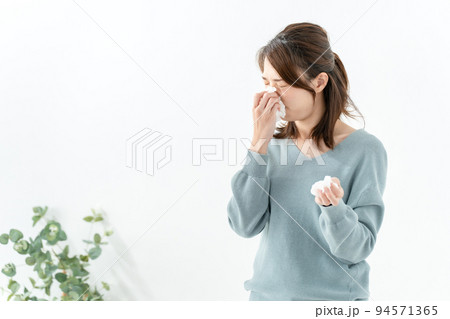 女性　ティッシュ 94571365