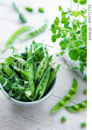Bowl with sweet pea pods Bowl with sweet pea pods 94571755