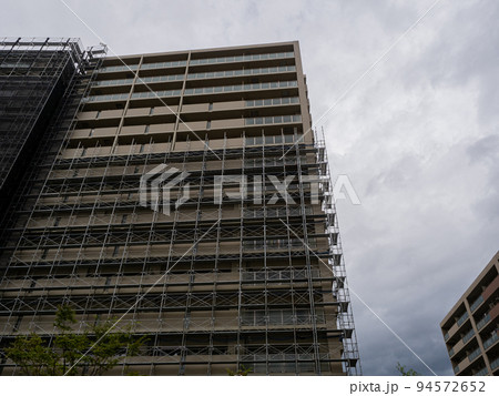 【台風養生】大規模修繕工事で使用する建設足場 【台風養生】大規模修繕工事で使用する建設足場 94572652