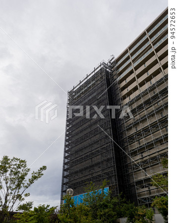 【台風養生】大規模修繕工事で使用する建設足場 94572653