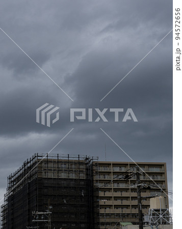 【台風養生】大規模修繕工事で使用する建設足場 94572656