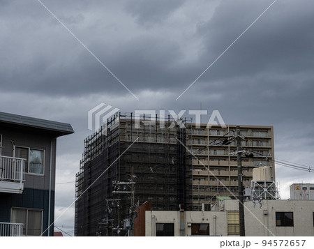 【台風養生】大規模修繕工事で使用する建設足場 【台風養生】大規模修繕工事で使用する建設足場 94572657