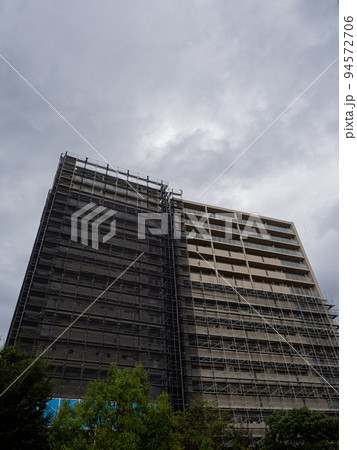 【台風養生】大規模修繕工事で使用する建設足場 【台風養生】大規模修繕工事で使用する建設足場 94572706