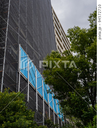 【台風養生】大規模修繕工事で使用する建設足場 【台風養生】大規模修繕工事で使用する建設足場 94572710