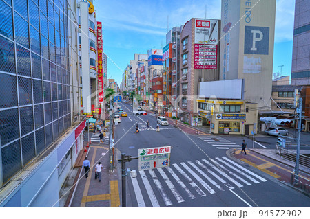 東京都町田市の町田駅前通りの原町田6丁目と4丁目の境界付近から南東側(原町田4丁目)を見る 94572902