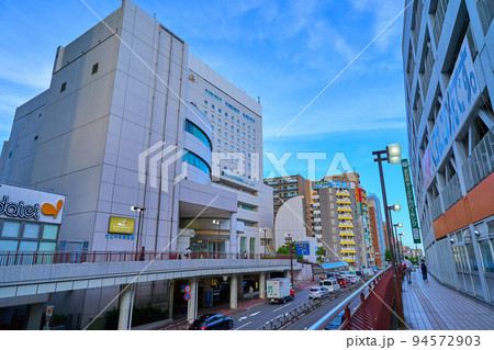 東京都町田市の町田駅前通りの原町田3丁目(町田市立中央図書館など)を見る 94572903