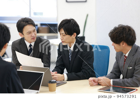 商談_書類を持ち険しい表情で相談するビジネスマン_3 94573291