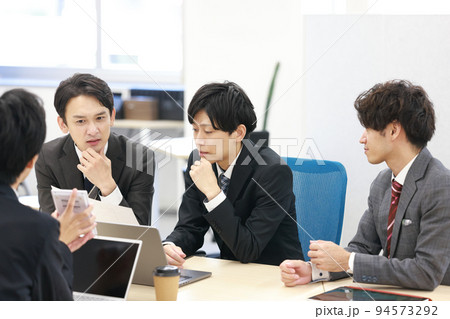 商談_提示された値段に渋い表情のビジネスマン_1 商談_提示された値段に渋い表情のビジネスマン_1 94573292