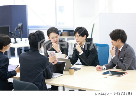 商談_提示された値段に書類を見直すビジネスマン_1 商談_提示された値段に書類を見直すビジネスマン_1 94573293