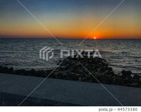 海に沈む夕日 海に沈む夕日 94573380
