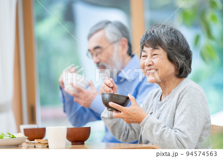 食事をするシニア夫婦　 94574563