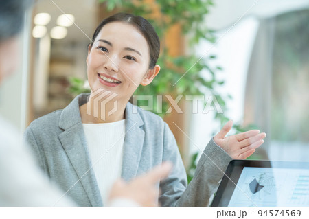 シニア女性 相談 保険 終活 リフォーム シニア女性 相談 保険 終活 リフォーム 94574569