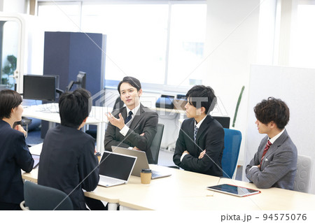 商談_身振りを交え交渉するビジネスマン_1 商談_身振りを交え交渉するビジネスマン_1 94575076