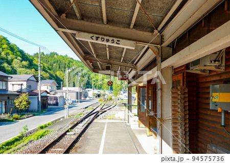 道の駅と一体化した山中の終着駅 JR九頭竜湖駅（福井県大野市） 94575736