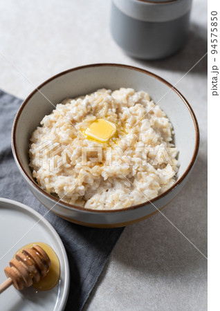 Brown rice pudding with nut milk 94575850