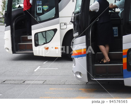 仲良しバス旅行　運転手とバスガイド　〜Bus travel 94576565