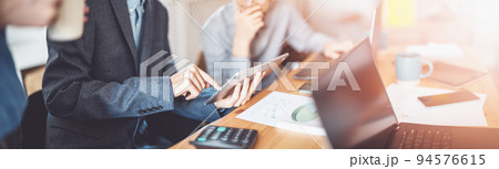 Team of business people working in the office 94576615