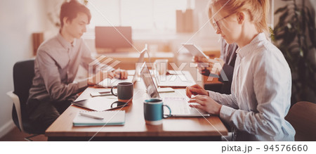 Team of business people working in the office 94576660