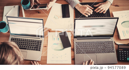 Team of business people working in the office 94577089