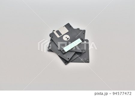 メモが入った3.5インチフロッピーディスク 94577472