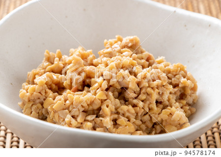 ひきわり納豆のアップ。 ひきわり納豆のアップ。 94578174