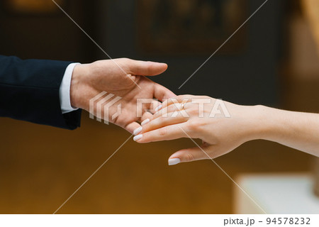 The groom extends his hand to the bride. Close-up 94578232