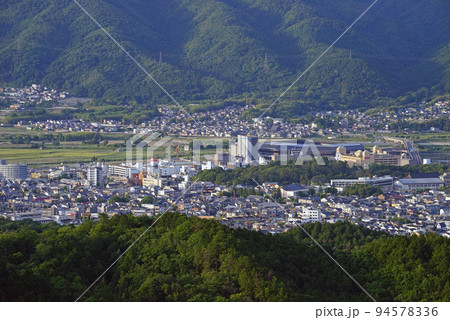 【京都府】霧のテラスから見た亀岡市街地 京都府亀岡市 【京都府】霧のテラスから見た亀岡市街地 京都府亀岡市 94578336