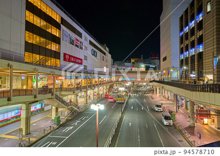 夜景 東京都町田市のJR町田駅北口付近から町田駅前通り(小田急町田駅方面)を見る 94578710