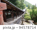 日本のお城：岡山県岡山市にある吉備津神社の長い廻廊 94578714