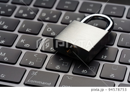 南京錠とキーボード 94578753