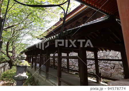 日本のお城：岡山県岡山市にある吉備津神社の長い廻廊 94578774
