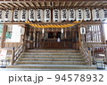 日本神社 : 岡山県岡山市にある吉備津神社境内の拝殿の風景 94578932