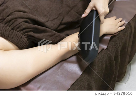 エステサロンで腕の脱毛の施術 エステサロンで腕の脱毛の施術 94579010