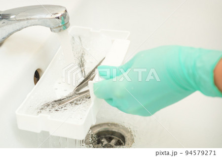 Hand in glove cleans the tweezers with water in-tray. Cleaning systems for tweezers 94579271