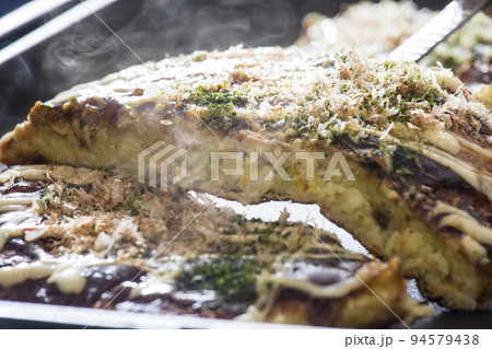 お好み焼き　日本の庶民の食べ物 94579438