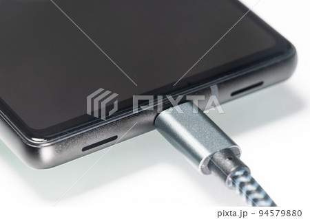 スマートフォンを充電するシーン  クローズアップイメージ 94579880
