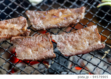 炭火七輪で牛塩タンを焼く 炭火七輪で牛塩タンを焼く 94579905