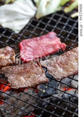炭火七輪で牛塩タンを焼く 炭火七輪で牛塩タンを焼く 94579906