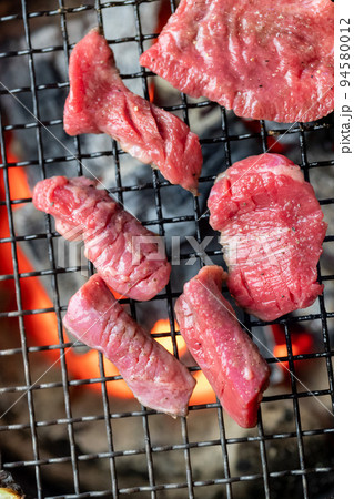 炭火七輪で牛タン芯を焼く 炭火七輪で牛タン芯を焼く 94580012