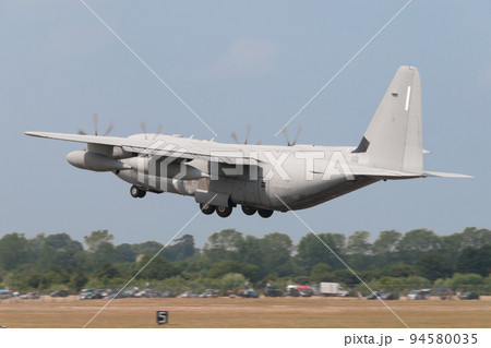 イタリア空軍C-130Jハーキュリーズ輸送機離陸 94580035