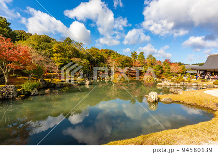 秋の京都・天龍寺で見た、曹源池庭園の周りの紅葉と快晴の青空 94580139