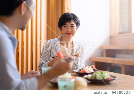 メインビジュアルにも！夫婦の食卓の様子 94580226