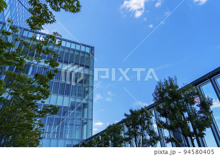 大阪 あべのハルカス16階庭園 青空と雲と窓のある風景 大阪 あべのハルカス16階庭園 青空と雲と窓のある風景 94580405
